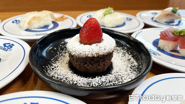 ▲藏壽司「戀戀草莓蜜熔岩巧克力」。（圖／藏壽司提供）