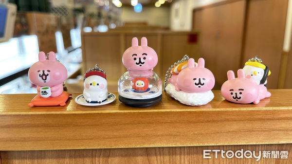 ▲藏壽司再度聯名卡娜赫拉，13款限定扭蛋中，有5款是立體公仔吊飾。（圖／藏壽司提供）