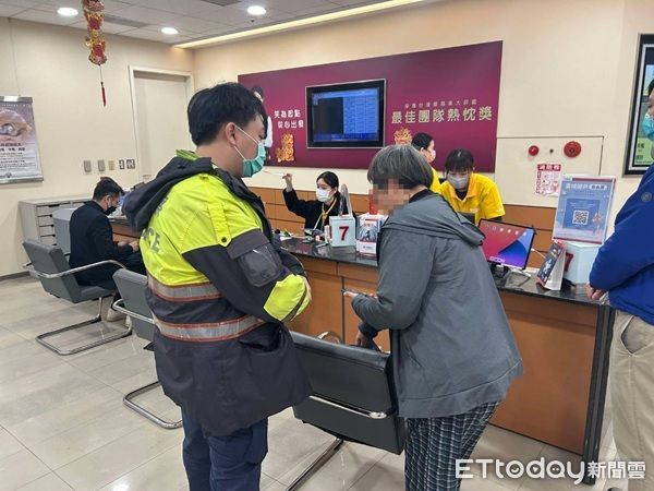 ▲經員警說明此為詐團伎倆，呂姓婦人才放棄匯款。（圖／大園警分局提供）