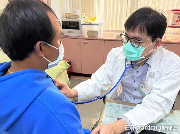 ▲心臟內科醫師陸廷偉看診示意圖(非文中病人)。（圖／衛福部南投醫院提供）