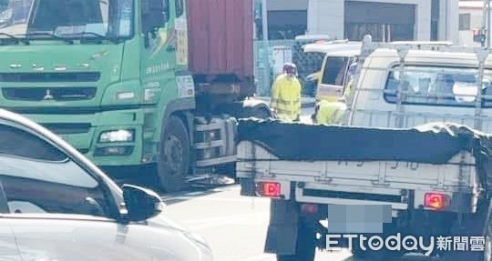 ▲桃園市蘆竹區死亡車禍，長榮航空越南籍空姐遭捲入輪下宣告不治。（圖／翻攝自臉書《爆料公社》，下同）