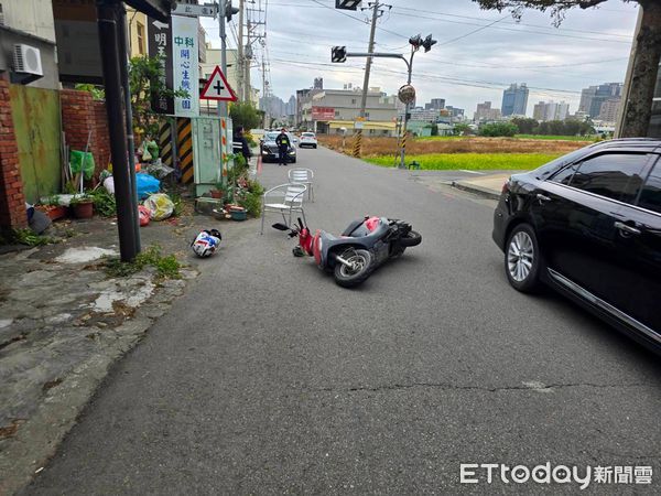 ▲黑狗放養出事！騎士遭側面猛撞「手斷了」　警要追飼主是誰。（圖／記者許權毅翻攝）