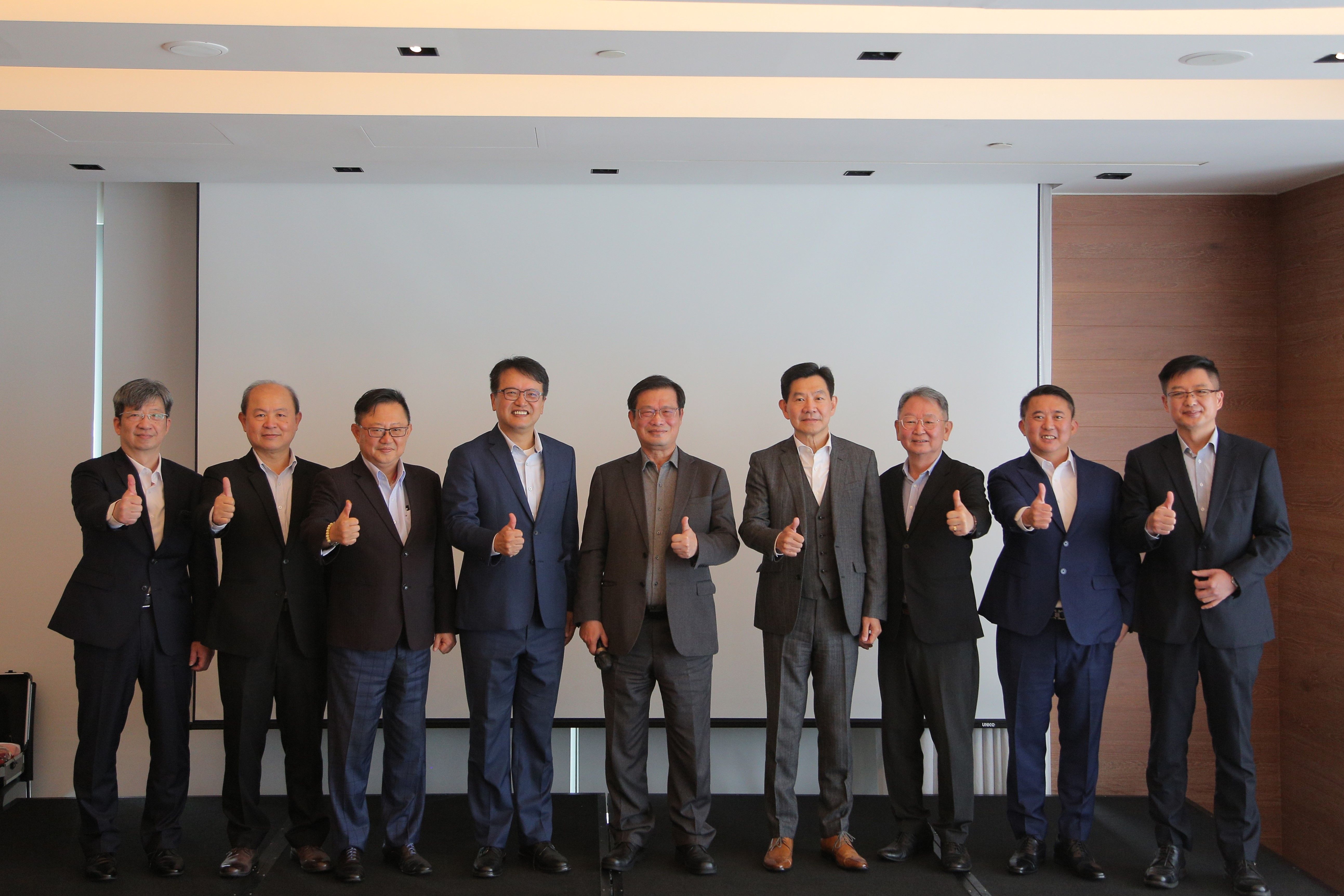 ▲▼和潤董事長劉源森與總經理林彥良帶領和潤經營團隊。（圖／記者高兆麟攝）