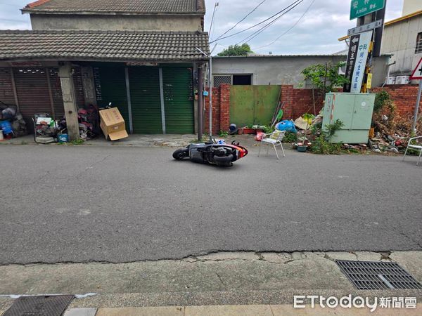 ▲黑狗放養出事！騎士遭側面猛撞「手斷了」　警要追飼主是誰。（圖／記者許權毅翻攝）