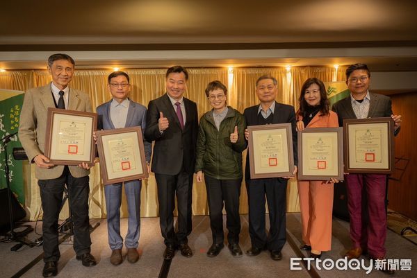 ▲崑山科技大學在李天祥校長積極用心籌劃與帶領下，2月8日於台南遠東香格里拉國際大飯店盛大舉行晚宴活動，除了成立傑出校友聯誼會，更發起募款餐會。（圖／記者林東良翻攝，下同）