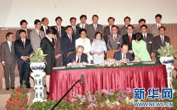 ▲▼ 海峽兩岸關係協會首任會長汪道涵之子汪致重（中新網）、辜嚴倬雲見證辜汪會談（新華）、辜嚴倬雲藍碎花旗袍站中間見證辜汪會晤（央視）            。（圖／翻攝 央視、中新網、新華網）