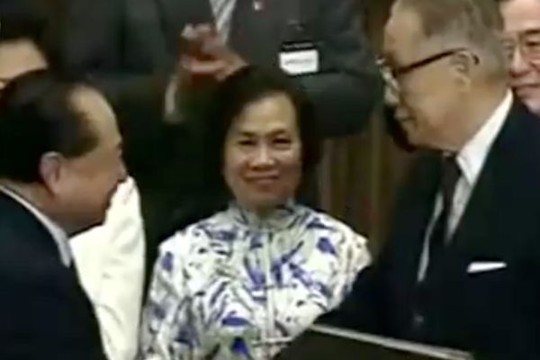 ▲▼ 海峽兩岸關係協會首任會長汪道涵之子汪致重（中新網）、辜嚴倬雲見證辜汪會談（新華）、辜嚴倬雲藍碎花旗袍站中間見證辜汪會晤（央視）            。（圖／翻攝 央視、中新網、新華網）