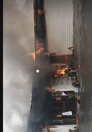 ▲彰化鹿港民宅火警延燒鄰宅。（圖／記者唐詠絮翻攝 翻攝自彰化踢爆網）