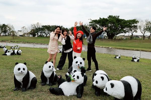 ▲白冰冰(左二)在民宿與朋友開心相聚。（圖／誠懇鬥陣）