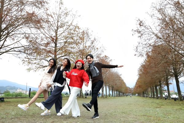 ▲白冰冰(左二)在民宿與朋友開心相聚。（圖／誠懇鬥陣）