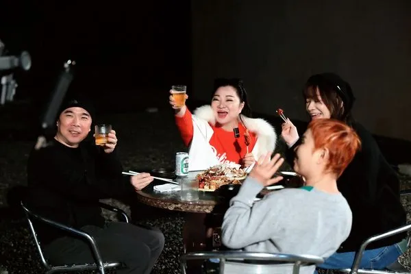 ▲白冰冰(左二)在民宿與朋友開心相聚。（圖／誠懇鬥陣）