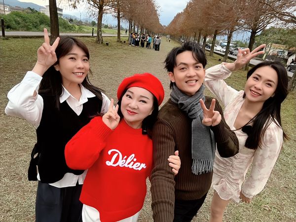 ▲白冰冰(左二)在民宿與朋友開心相聚。（圖／誠懇鬥陣）