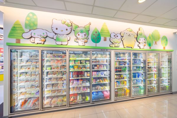 ▲▼7-11首間「三麗鷗綠色主題店」台南登場。（圖／業者提供）
