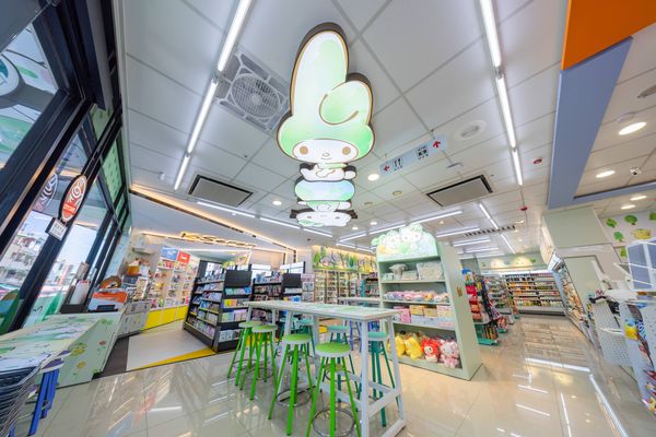 ▲▼7-11首間「三麗鷗綠色主題店」台南登場。（圖／業者提供）