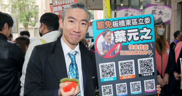 遭揭露外遇民進黨議員胞妹的網紅牙醫史書華3日前往中選會，遞交罷免國民黨立委葉元之的提議連署書。（圖／報系資料照）