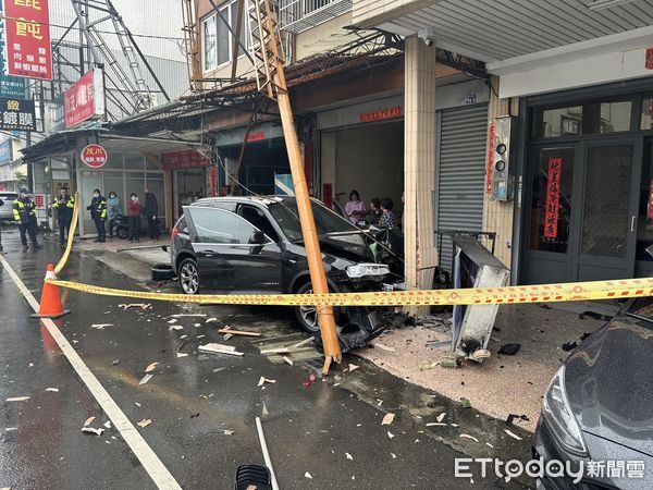 ▲台中BMW女載2孩上課遭起步轎車擊落　暴衝撞斷修車廠招牌桿。（圖／記者許權毅翻攝）