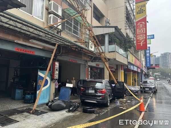 ▲台中BMW女載2孩上課遭起步轎車擊落　暴衝撞斷修車廠招牌桿。（圖／記者許權毅翻攝）