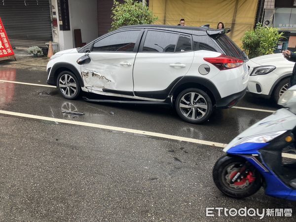 ▲台中BMW女載2孩上課遭起步轎車擊落　暴衝撞斷修車廠招牌桿。（圖／記者許權毅翻攝）