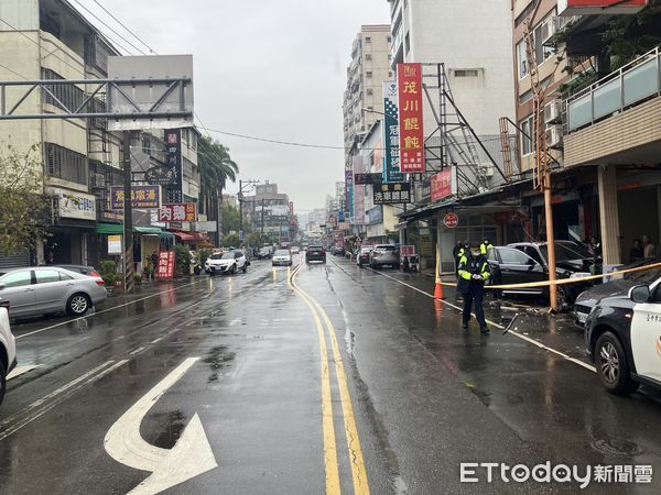 ▲台中BMW女載2孩上課遭起步轎車擊落　暴衝撞斷修車廠招牌桿。（圖／記者許權毅翻攝）