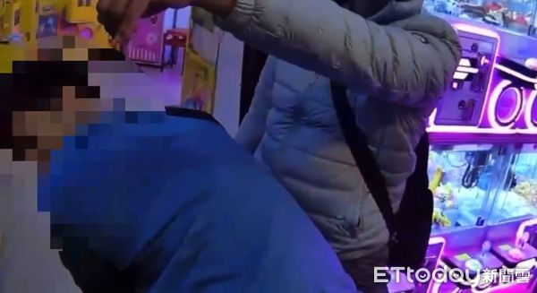 ▲基隆男餓昏頭搶輪椅女錢包 2熱心路人英勇擒賊。（圖／記者郭世賢翻攝）