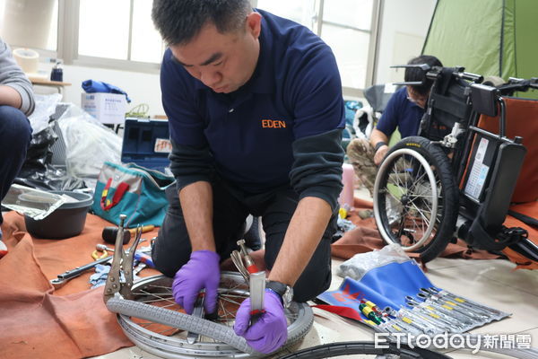 ▲伊甸基金會阿萬師輔具清潔工場，今年展開「輔具清一清」全台巡迴服務，12日來到台南路東里里民會館，為20台輪椅清潔、保養，讓使用者擁有安全又舒適的生活品質。（圖／記者林東良翻攝，下同）