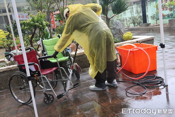 ▲伊甸基金會阿萬師輔具清潔工場，今年展開「輔具清一清」全台巡迴服務，12日來到台南路東里里民會館，為20台輪椅清潔、保養，讓使用者擁有安全又舒適的生活品質。（圖／記者林東良翻攝，下同）