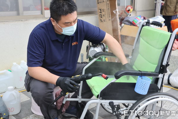 ▲伊甸基金會阿萬師輔具清潔工場，今年展開「輔具清一清」全台巡迴服務，12日來到台南路東里里民會館，為20台輪椅清潔、保養，讓使用者擁有安全又舒適的生活品質。（圖／記者林東良翻攝，下同）