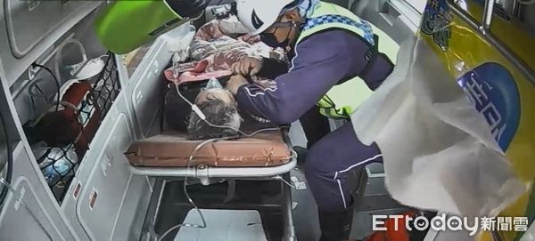 ▲▼85歲翁泡湯突然昏倒經救護人員現場急救並火速送醫獲妥善治療後無大礙。（圖／花蓮消防局提供，下同）