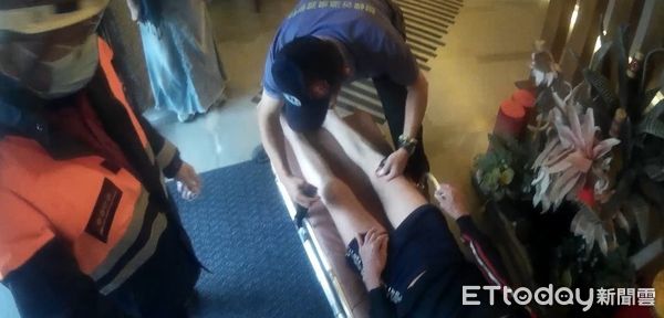 ▲▼85歲翁泡湯突然昏倒經救護人員現場急救並火速送醫獲妥善治療後無大礙。（圖／花蓮消防局提供，下同）