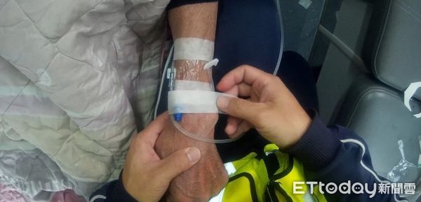 ▲▼85歲翁泡湯突然昏倒經救護人員現場急救並火速送醫獲妥善治療後無大礙。（圖／花蓮消防局提供，下同）