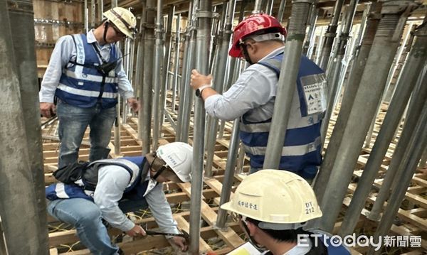 ▲▼臺中市政府環保局長陳宏益，中為本署主任檢察官洪國朝，右為成中恆營造股份有限公司總經理詹英弘。 。（圖／記者許權毅翻攝）