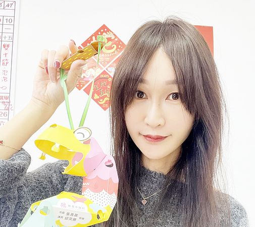 ▲桃園市某國小特教助理員遭指控對學生性騷擾，市議員黃瓊慧接獲家長陳情，該特教助理員甚至模仿特教生走路，還比出割喉手勢，質疑校方刻意包庇。（圖／翻攝自黃瓊慧臉書）