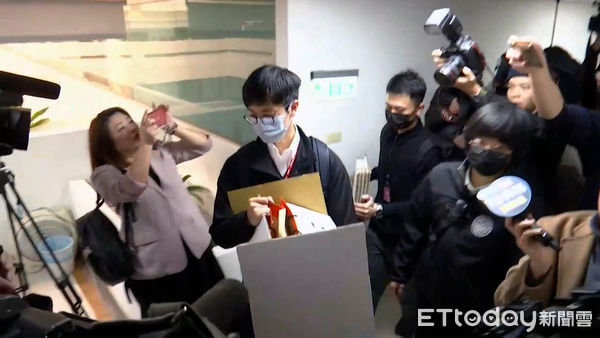 ▲▼民進黨北市議員陳怡君議會辦公室遭搜索，檢調人員最後帶走一箱資料。（圖／記者陳家豪攝）