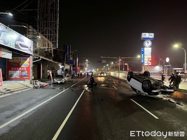 ▲34歲周姓男子酒後駕駛自小客車，行經安南區海佃路、安通路口後，失控擦撞路旁多處民宅及汽機車後，車輛翻覆及並造成被撞機車起火燃燒。（圖／記者林東良翻攝，下同）