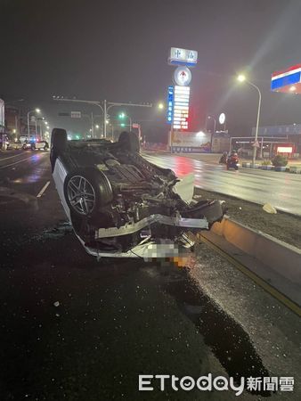 ▲34歲周姓男子酒後駕駛自小客車，行經安南區海佃路、安通路口後，失控擦撞路旁多處民宅及汽機車後，車輛翻覆及並造成被撞機車起火燃燒。（圖／記者林東良翻攝，下同）