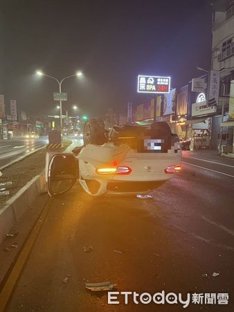 ▲34歲周姓男子酒後駕駛自小客車，行經安南區海佃路、安通路口後，失控擦撞路旁多處民宅及汽機車後，車輛翻覆及並造成被撞機車起火燃燒。（圖／記者林東良翻攝，下同）