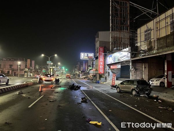 ▲34歲周姓男子酒後駕駛自小客車，行經安南區海佃路、安通路口後，失控擦撞路旁多處民宅及汽機車後，車輛翻覆及並造成被撞機車起火燃燒。（圖／記者林東良翻攝，下同）