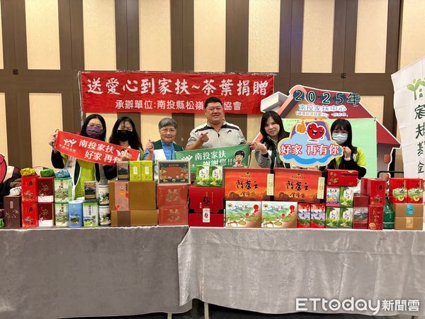▲立委游顥及南投家扶主任李雅婷邀請民眾認購愛心茶葉。（圖／南投家扶中心提供，下同）
