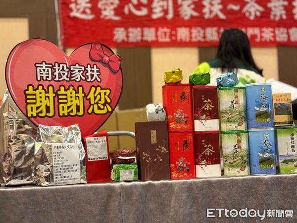 ▲立委游顥及南投家扶主任李雅婷邀請民眾認購愛心茶葉。（圖／南投家扶中心提供）