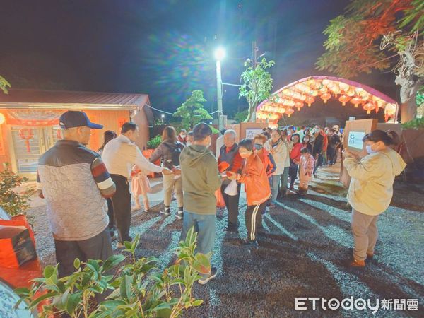 ▲溫府德修共和協會發放紅包           。（圖／溫府德修共和協會提供）