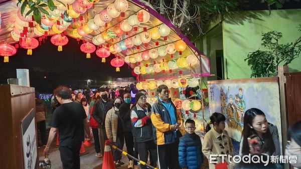 ▲溫府德修共和協會發放紅包           。（圖／溫府德修共和協會提供）