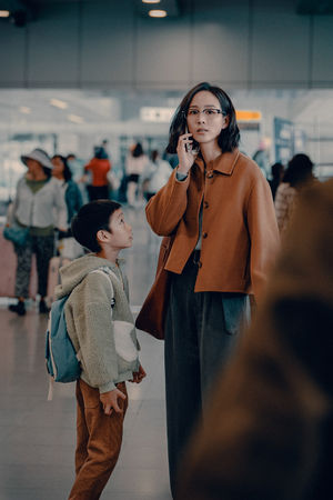 ▲《The Outlaw Doctor 化外之醫》張鈞甯演繹出職場婦女的困境。（圖／公視、中華電信、瀚草文創提供）