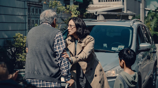 ▲《The Outlaw Doctor 化外之醫》張鈞甯演繹出職場婦女的困境。（圖／公視、中華電信、瀚草文創提供）