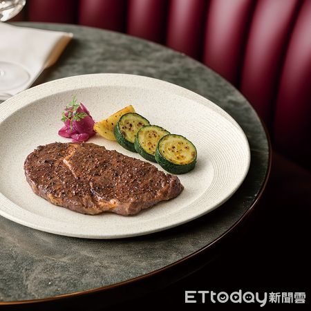 ▲即日起至3月16日，兩人身穿情侶裝或配戴情侶配件，消費兩客套餐，其中一客主餐免費升級為沙朗牛排。（圖／王品提供）
