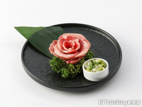 ▲▼3月14日前，前往Oh my!原燒內用消費1客雙人套餐或2客單人套餐，就能用99元優惠價加購牛舌玫瑰花1份。（圖／王品提供）