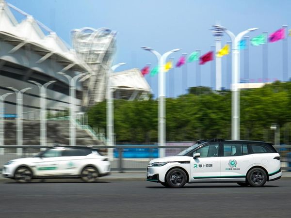 ▲▼百度「蘿卜快跑」無人駕駛汽車。（圖／翻攝自新華社）