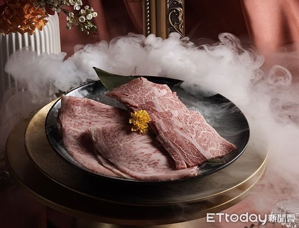 ▲這一鍋愛你久久活動，活動期間兩人以上內用且符合門店低消，即可以520元加購日本A5和牛拼盤（價值598元）。（圖／這一鍋提供）