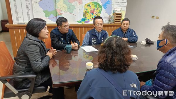 ▲▼國道一號楊梅休息站死亡車禍，讓展家人痛失至親，也因醫藥費陷入困境，雲林縣夜市慈愛會捐款40萬救急。（圖／記者許權毅翻攝）
