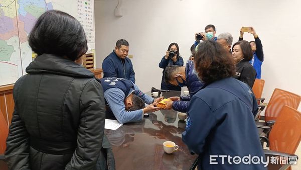 ▲▼國道一號楊梅休息站死亡車禍，讓展家人痛失至親，也因醫藥費陷入困境，雲林縣夜市慈愛會捐款40萬救急。（圖／記者許權毅翻攝）