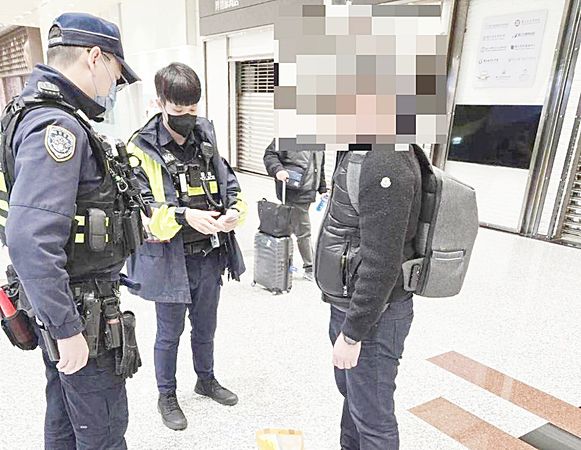 ▲航警局於2月8日晚間在桃園機場查獲遺失錢包案，陳姓男子涉嫌侵占3萬餘元現金，欲搭機赴美前於候機室被查獲到案。（圖／航警局提供）